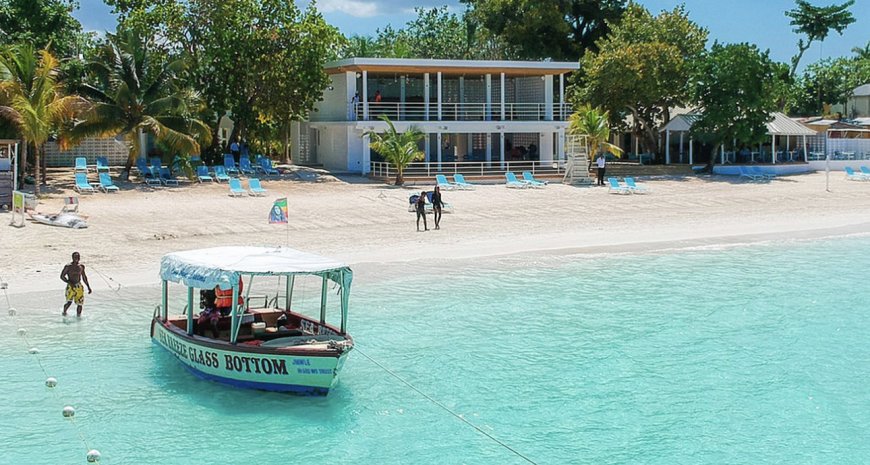 Stylish & Relaxed Getaway in Negril On The 7 Mile Beach : Skylark Beach Resort