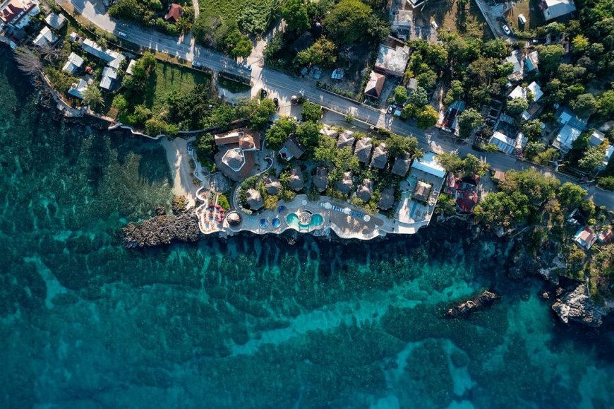 Magnificent Views From The Cliffs Of  Negril’s Beautiful Coast : Ocean Cliff Hotel